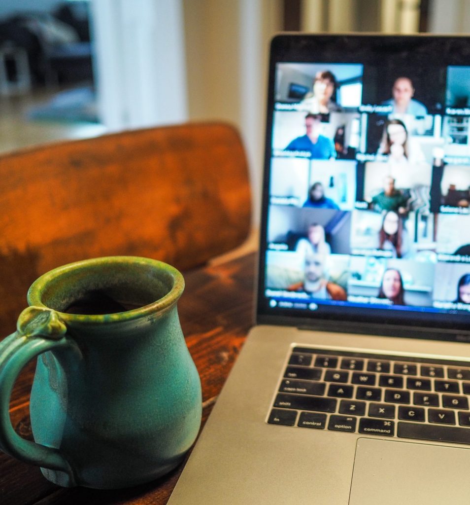 Schreibtisch mit Tasse und Laptop während eines Zoom Meetings